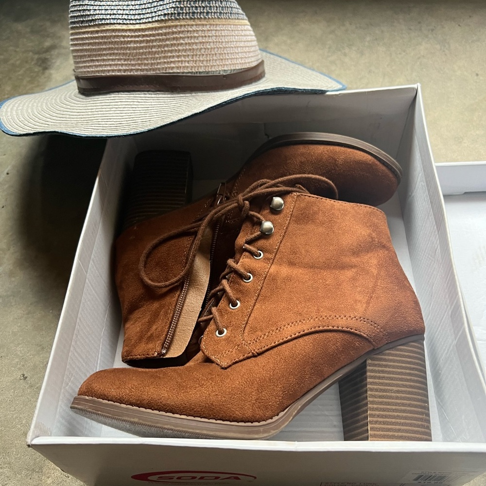 Brown boots and hat to match for the winter ❤️❤️